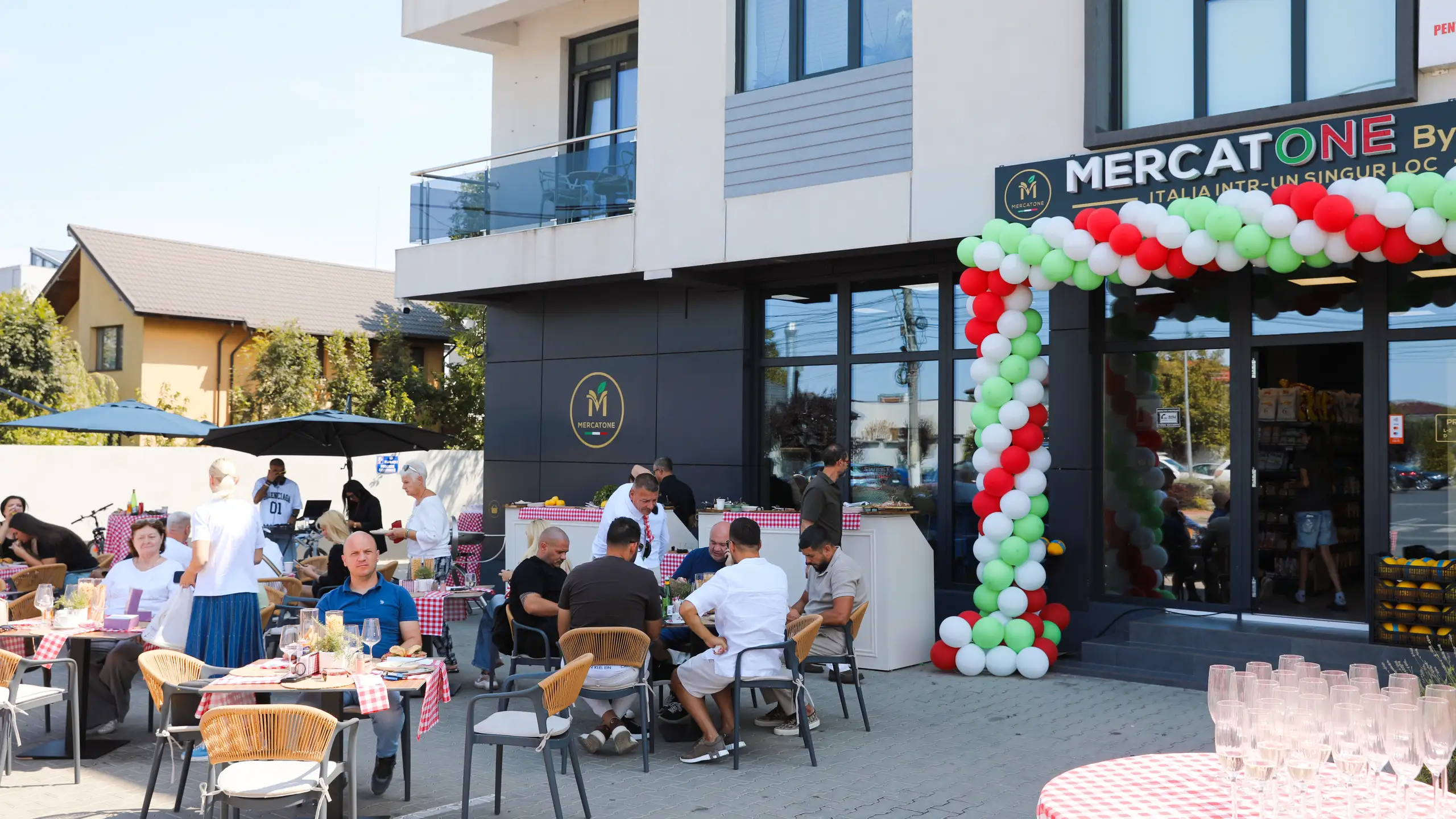 Deschiderea magazinului Mercatone by Voilà pe Șoseaua Unirii 77 din Corbeanca, cu terasa plină de clienți